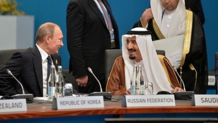 الملك سلمان يهنئ بوتين بعيد روسيا الوطني