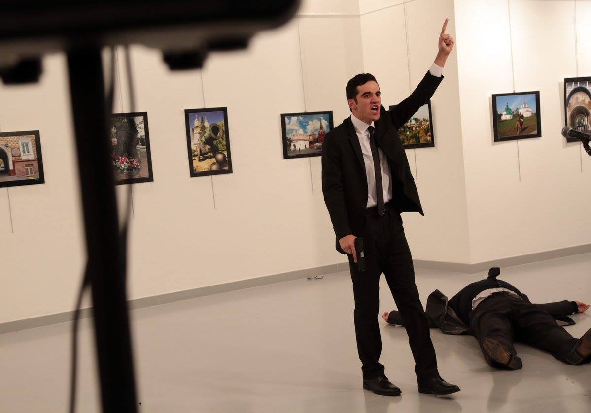 مقتل السفير الروسي في أنقرة والمهاجم هتف لحلب