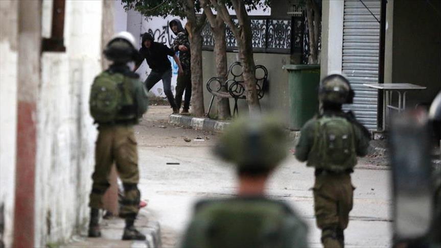 فلسطينيون يصيبون جندييْن إسرائيلييْن ويستولون على سلاحهما