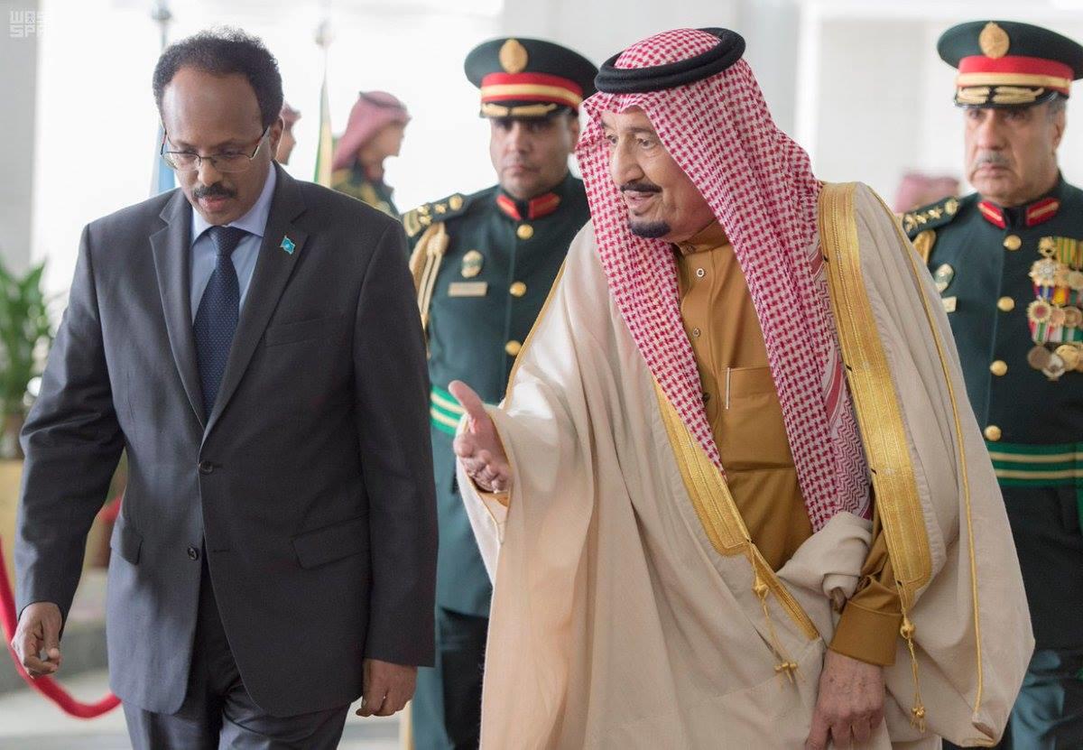 الملك سلمان يستقبل الرئيس الصومالي الجديد وسط توتّر كبير في مقديشو