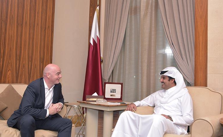 أمير قطر يستقبل رئيس الفيفا جياني إنفانتينو