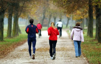 دراسة: المشي يجنب الإصابة من السرطان ويطيل العمر