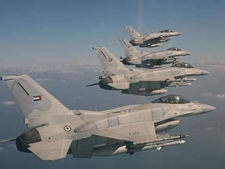 الإمارات تشتري قمرين صناعيين وتفاوض لشراء طائرات مقاتلة