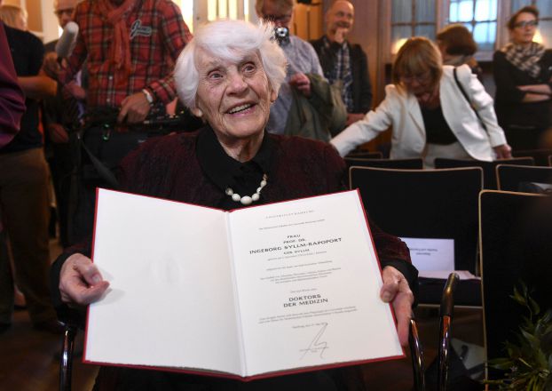 ألمانية تحصل على الدكتوراة عن عمر 102 سنة