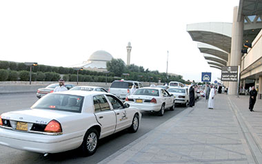 موظفو الحكومة السعودية سيعملون على سيارات الأجرة قريبا