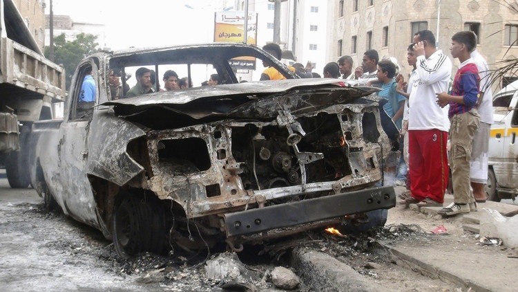 41 قتيلا على الأقل في تفجيرين استهدفا الجيش اليمني في عدن