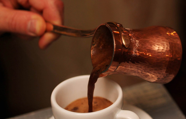 بلدية دبي تنفي شائعة احتواء نوع من القهوة على مواد سامة