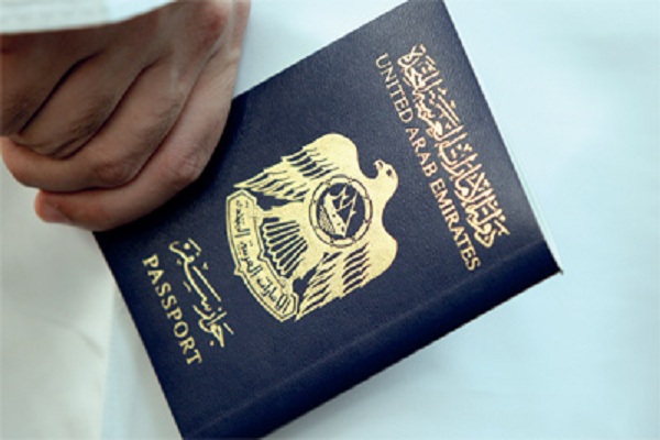 كم عدد الدول التي تسمح لحامل الجواز الإماراتي دخول أراضيها دون تأشيرة؟