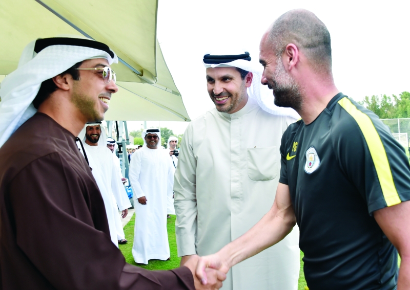 منصور بن زايد يشهد تدريبات سيتي في قصر الإمارات