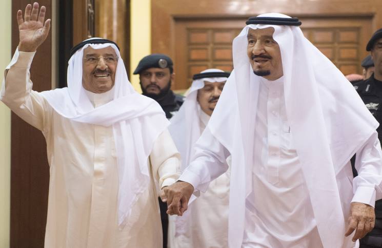 أمير الكويت يغادر السعودية ومغردون غاضبون لمستوى استقباله