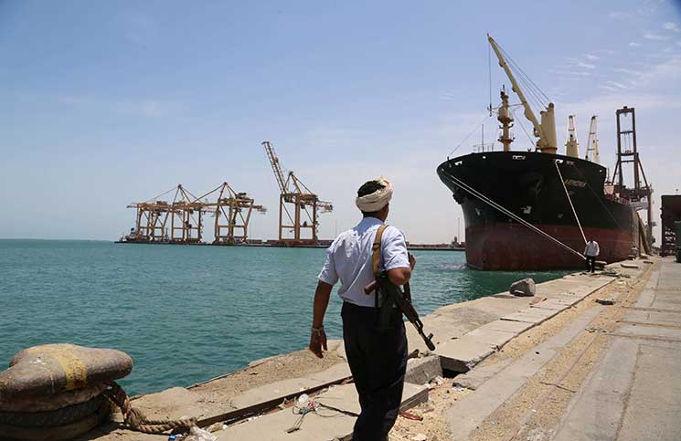 الحكومة اليمنية تعلن ضبط سفينة إيرانية على متنها 19 بحارا