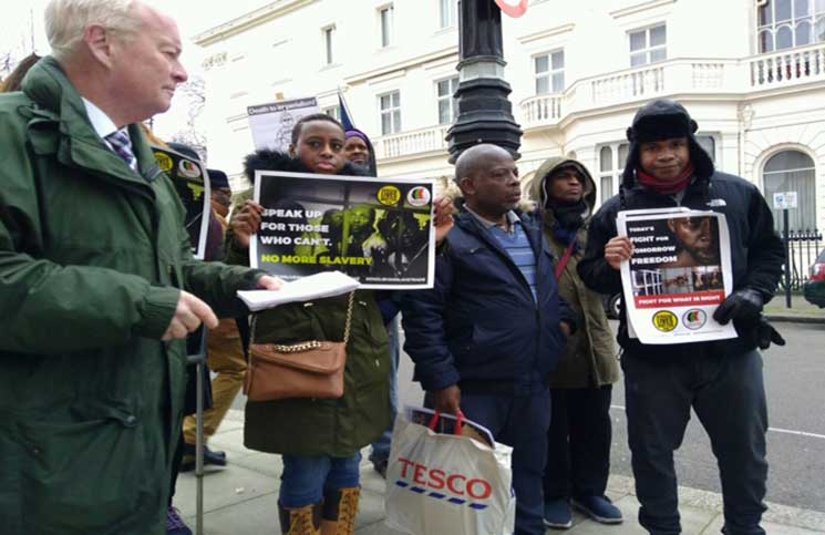 مظاهرات ضد العبودية أمام سفارات الإمارات في لندن وباريس وواشنطن (صور)