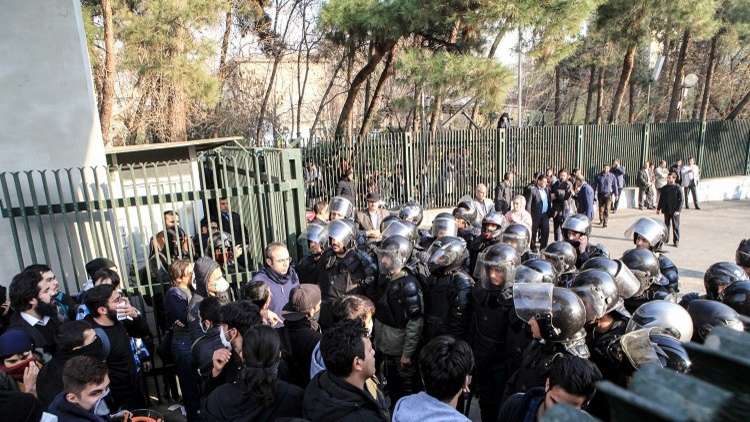 محتجون إيرانيون يهاجمون مراكز للشرطة والأوضاع تزداد تدهوراً