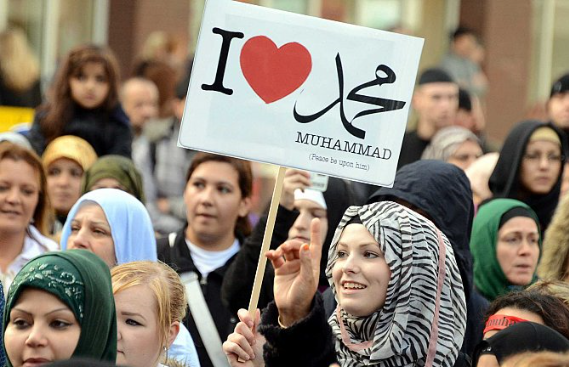تقرير يكشف انحسار المسيحية في بريطانيا وزيادة عدد معتنقي الإسلام