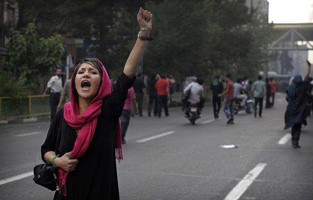 العفو الدولية: الشباب الإيراني يتعرض لعنف جسدي واسع