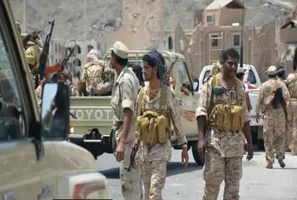 أفراد من النخبة الحضرمية يتظاهرون أمام مقر قوات الإمارات شرق اليمن