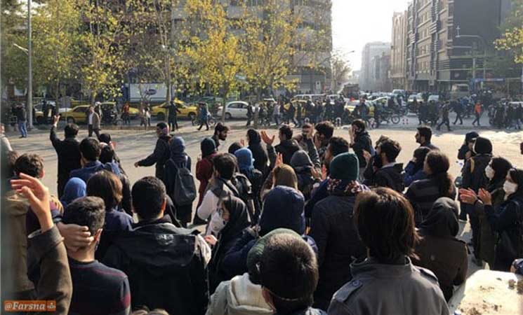 الأمن الإيراني يتصدى لمحتجين مسلحين حاولوا الاستيلاء على قواعد عسكرية