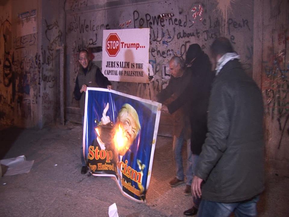 نشطاء فلسطينيون يحرقون صورا لترامب