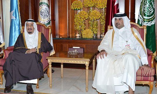 العاهل السعودي يزور قطر لأول مرة منذ توليه الحكم