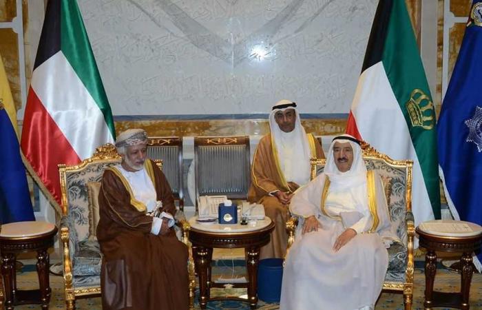 أمير الكويت يستقبل وزير الخارجية العماني