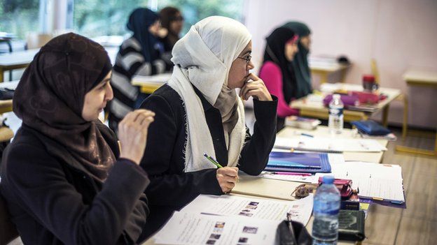 محكمة سويسرية تنصف مسلمةً طُردت من عملها بسبب الحجاب