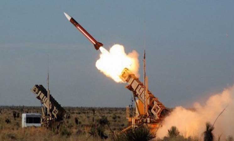 الحوثيون يطلقون صاروخاً باليستياً على معسكر جنوب السعودية