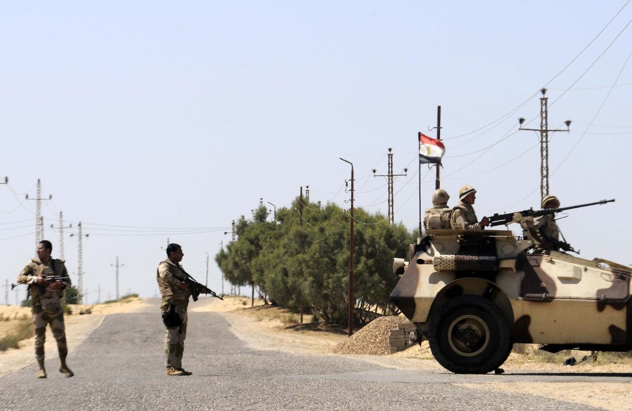 الجيش المصري يجري مناورات ضخمة غربا ويتلقى ضربة مؤلمة شرقا