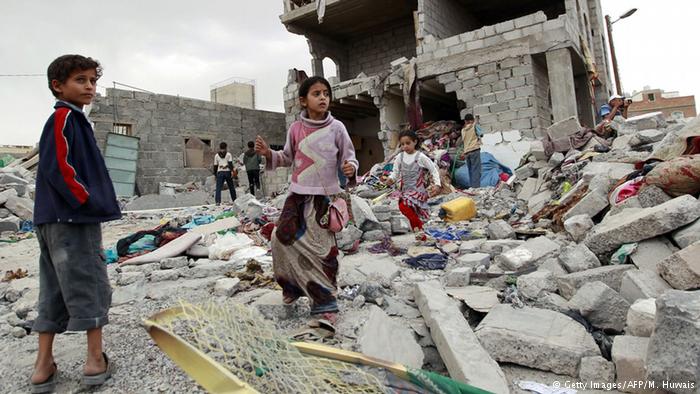 عشرات القتلى والجرحى بينهم مدنيون بغارات للتحالف على اليمن