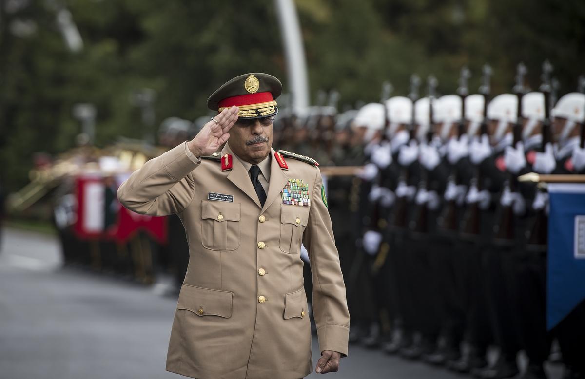 رئيس أركان الجيش السعودي يجري مباحثات عسكرية بالجزائر
