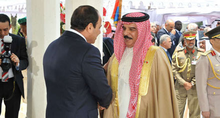 العاهل البحرين يصل القاهرة في ثالث زيارة يجريها زعيم خليجي لمصر في شهر