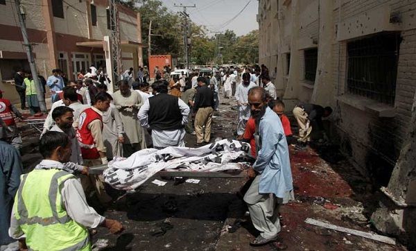 مفجر انتحاري يقتل 16 على الأقل في مسجد بباكستان