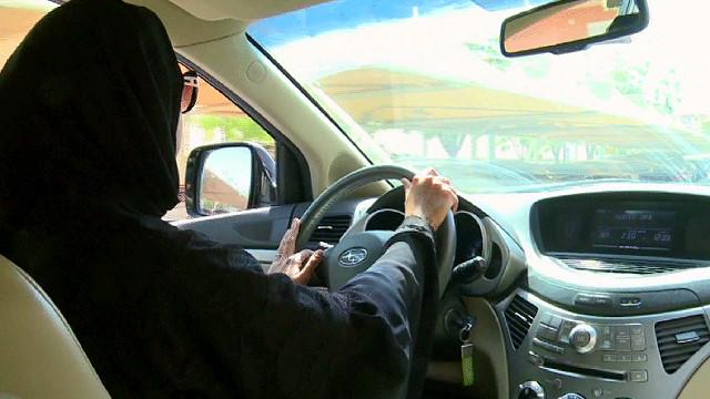 السجن والجلد لمواطن سعودي تنكر بزي امرأة أثناء قيادة السيارة