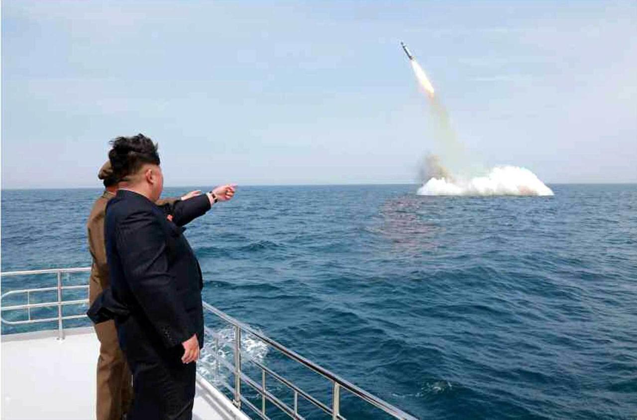 كوريا الشمالية تطلق صاروخاً بالستياً.. كيف رد ترامب؟