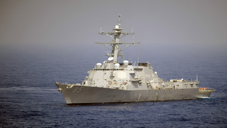 مدمرة أمريكية شغلت وضعية الإطلاق مع اقتراب سفينة إيرانية في الخليج