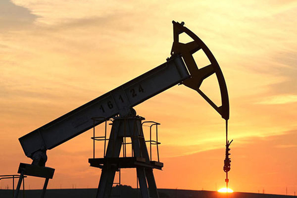 أسعار النفط تهبط لليوم الثالث متأثرة بزيادة المخزونات