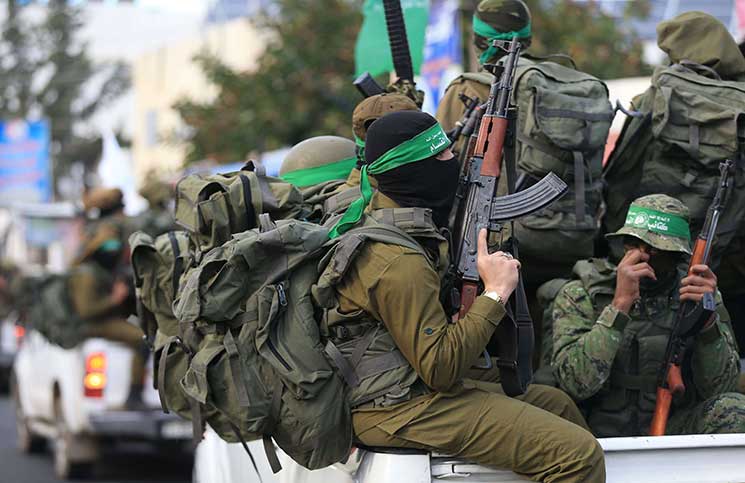 حماس تنشر اعترافات لعنصرين من “الدولة” منعا السلاح والبضائع عن غزة