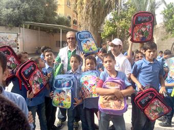 الهلال الأحمر الكويتي يوزع حقائب مدرسية على أطفال غزة
