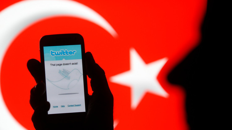 حجب مواقع التواصل الاجتماعي في تركيا وانخفاض قياسي لليرة