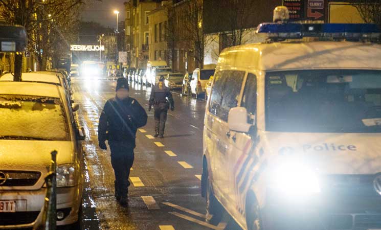 قوات بلجيكية مدعومة بالمروحيات تداهم منازل في حي للمسلمين في بروكسل