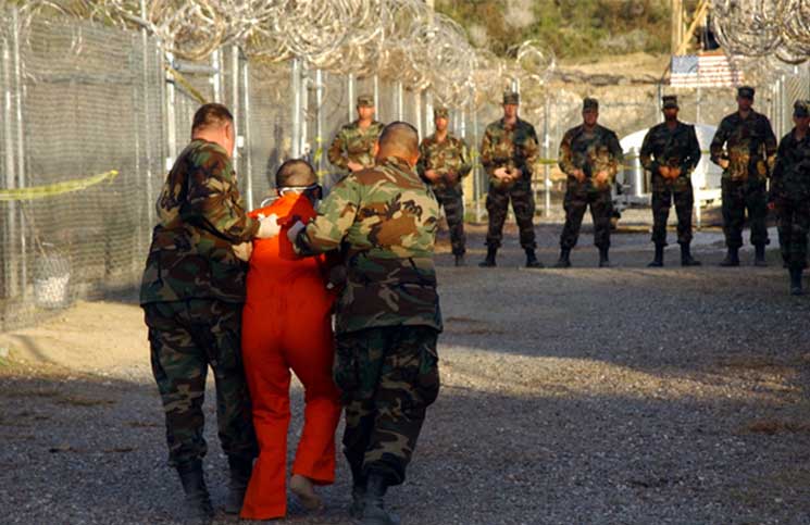 ماتيس يطرد مسؤولا عسكريا اشتكى من التنصت على معتقلين عرب في غوانتانامو