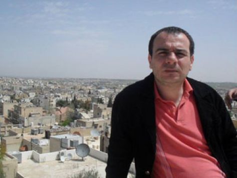 تمديد فترة احتجاز الصحفي تيسير النجار دون محاكمة