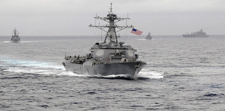 سفينة أمريكية تغير مسارها بعد اقتراب زوارق إيرانية بمضيق هرمز‎