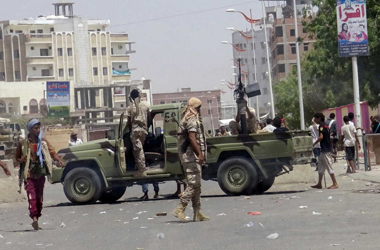 مسلحون يغتالون قائد الحزام الأمني في عدن ومسؤولا محليا