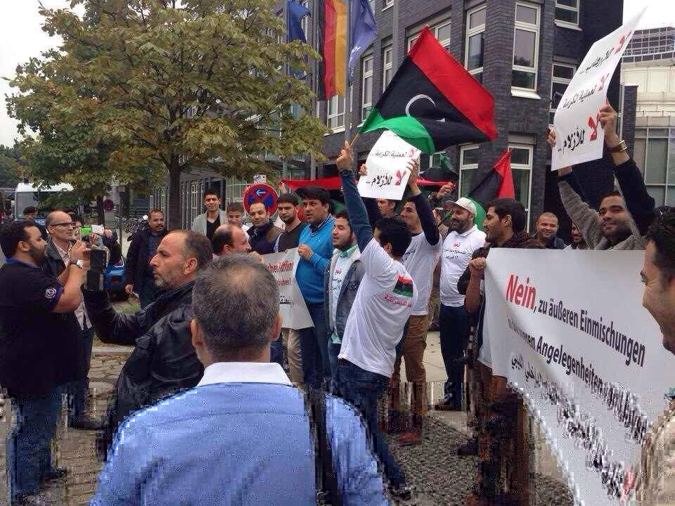 الجالية الليبية تتظاهر أمام السفارة الإماراتية في لندن