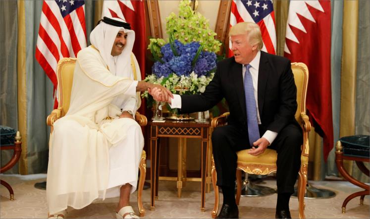ترمب يبلغ أمير قطر في اتصال هاتفي استعداده لحل الأزمة الخليجية