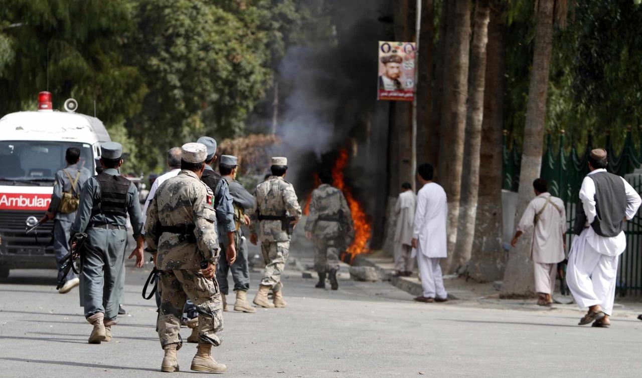 مقتل 43 جندياً أفغانياً بسيارة مفخخة.. و"طالبان" تتبنى
