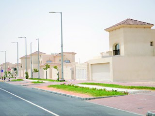 توزيع 52 مسكناً جديـداً بالسلع اليوم