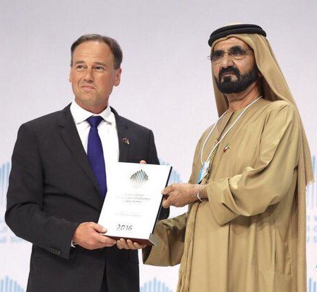 محمد بن راشد يكرم وزير البيئة الأسترالي بجائزة أفضل وزير في العالم