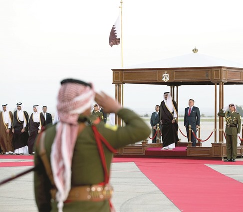 أمير قطر: نأمل أن تحقق القمة العربية تطلعات شعوبنا