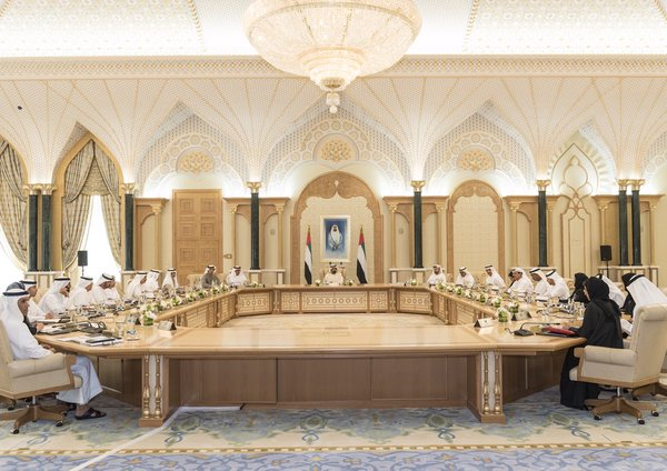 محمد بن راشد يترأس أول جلسة لمجلس الوزراء الجديد